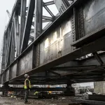 инженер осматривает большие балки